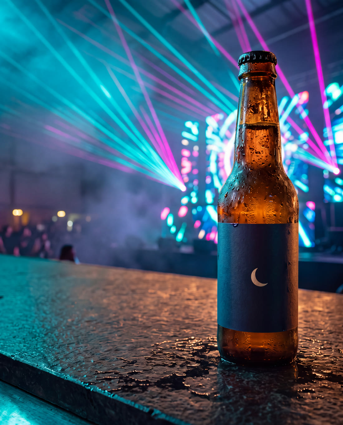 ขวด KALVO Midnight Lager บนขอบบาร์ ด้านหลังเป็นเวที EDM และเลเซอร์ฟ้าชมพู